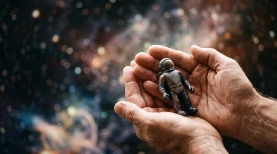 Une figurine de collection tenue dans la paume d'une main, symbolisant la naissance d'un empire culturel à partir d'un simple objet dérivé